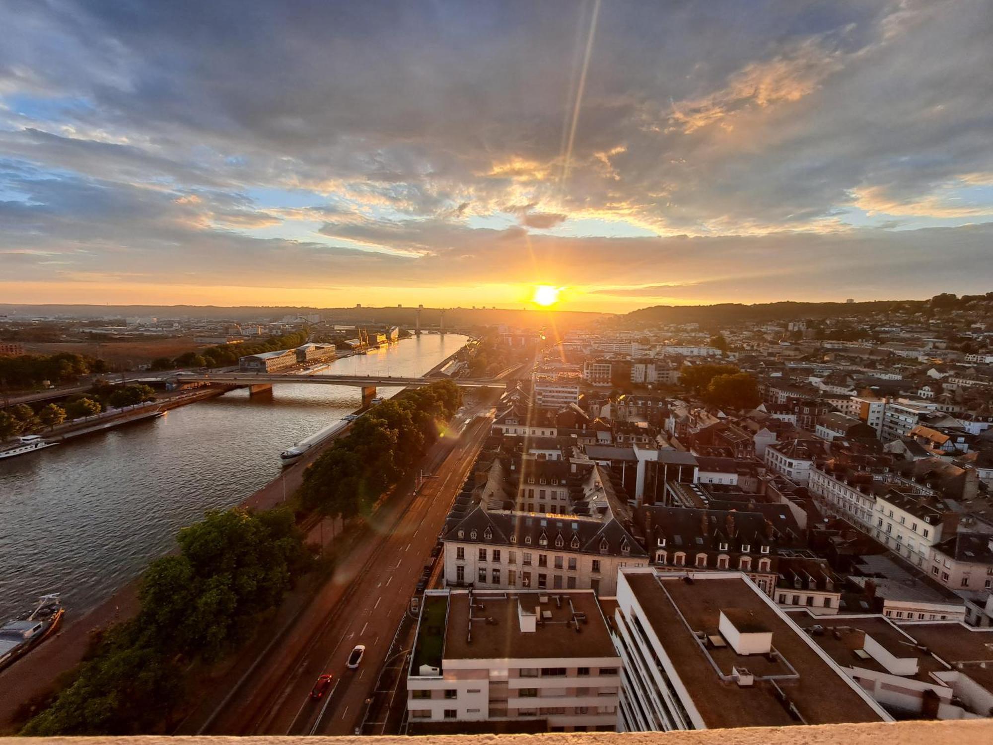 Sous Les Etoiles - Dans Le Plus Haut Gratte-Ciel Avec Garage Prive Rouen Exterior foto