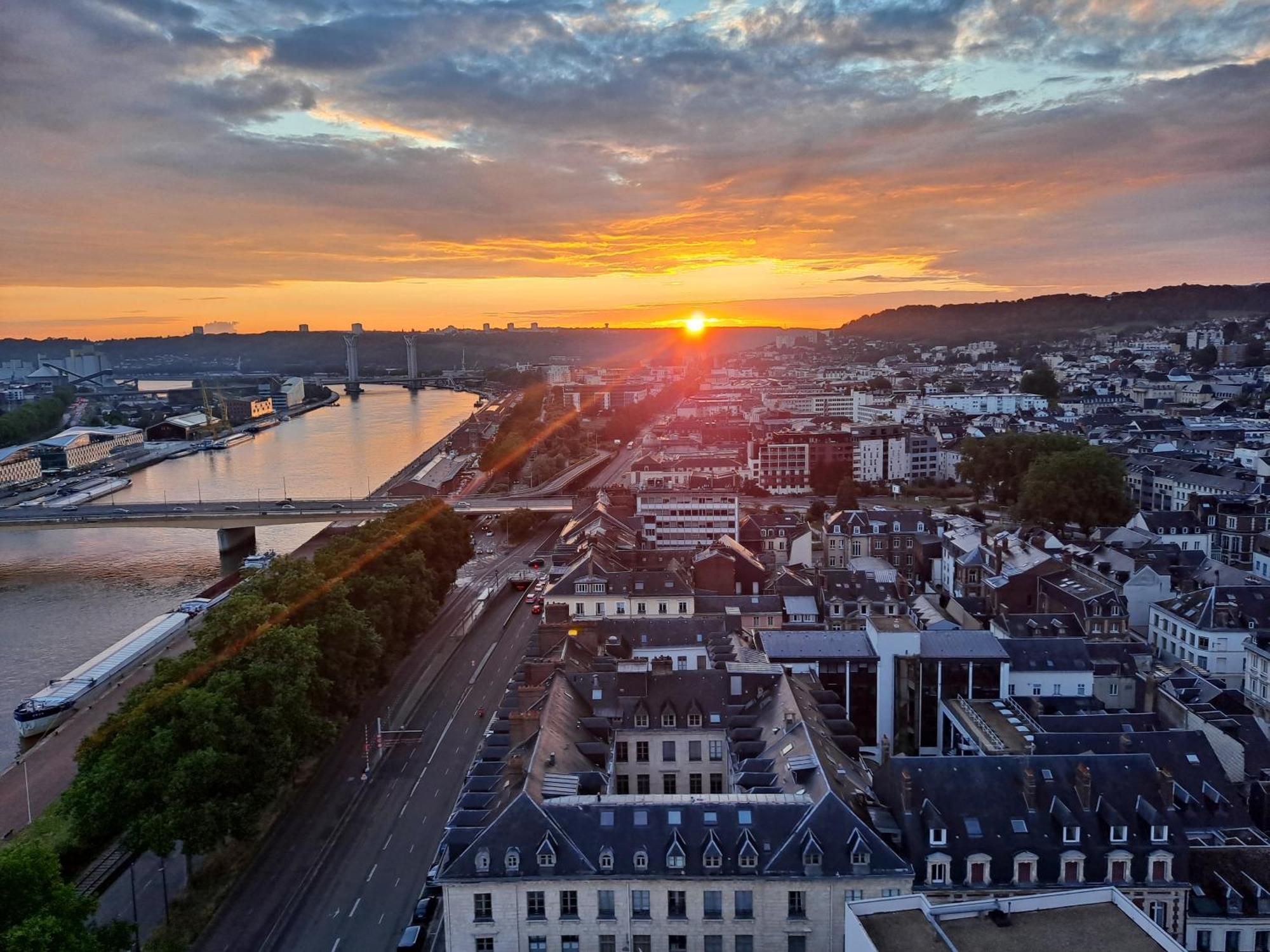 Sous Les Etoiles - Dans Le Plus Haut Gratte-Ciel Avec Garage Prive Rouen Exterior foto